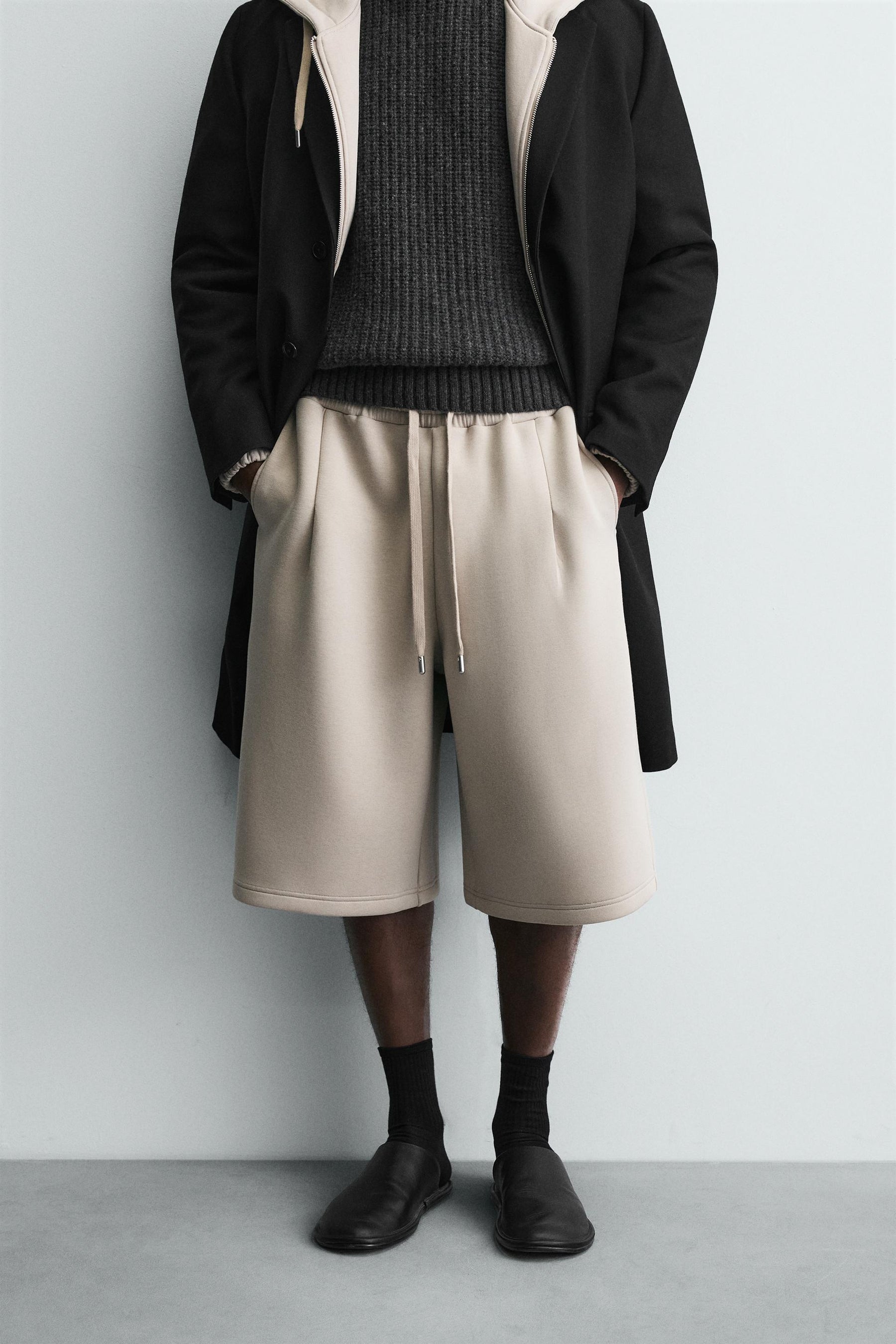 NEOPRENE-EFFECT BERMUDA SHORTS WITH DARTS - Image 2