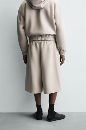 NEOPRENE-EFFECT BERMUDA SHORTS WITH DARTS - Image 3