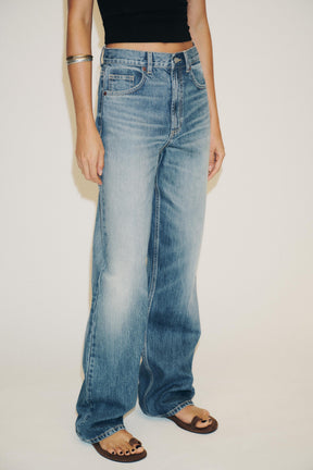 Wide-leg high-waist jeans