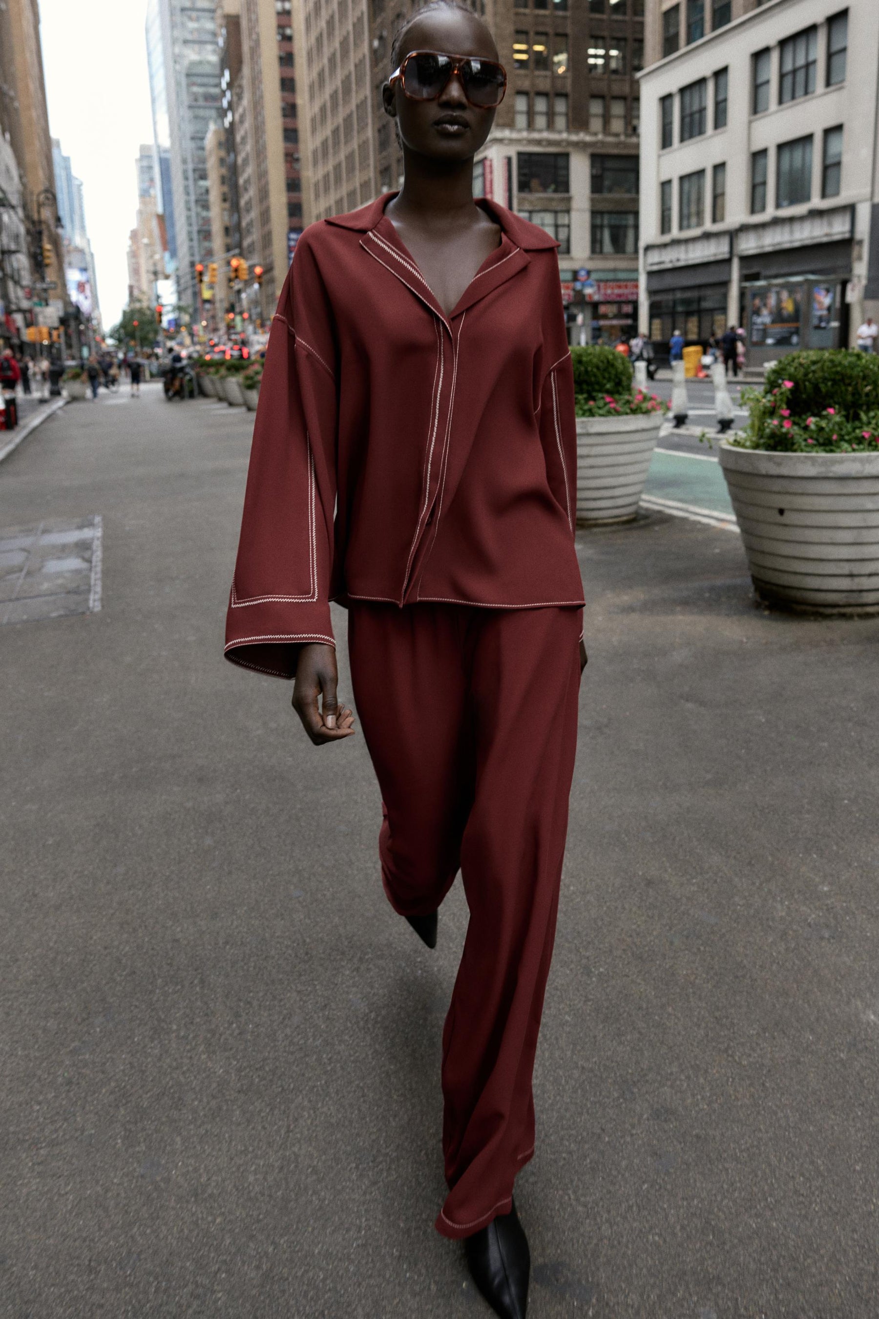 Contrast Topstitched Wide-Leg Trousers