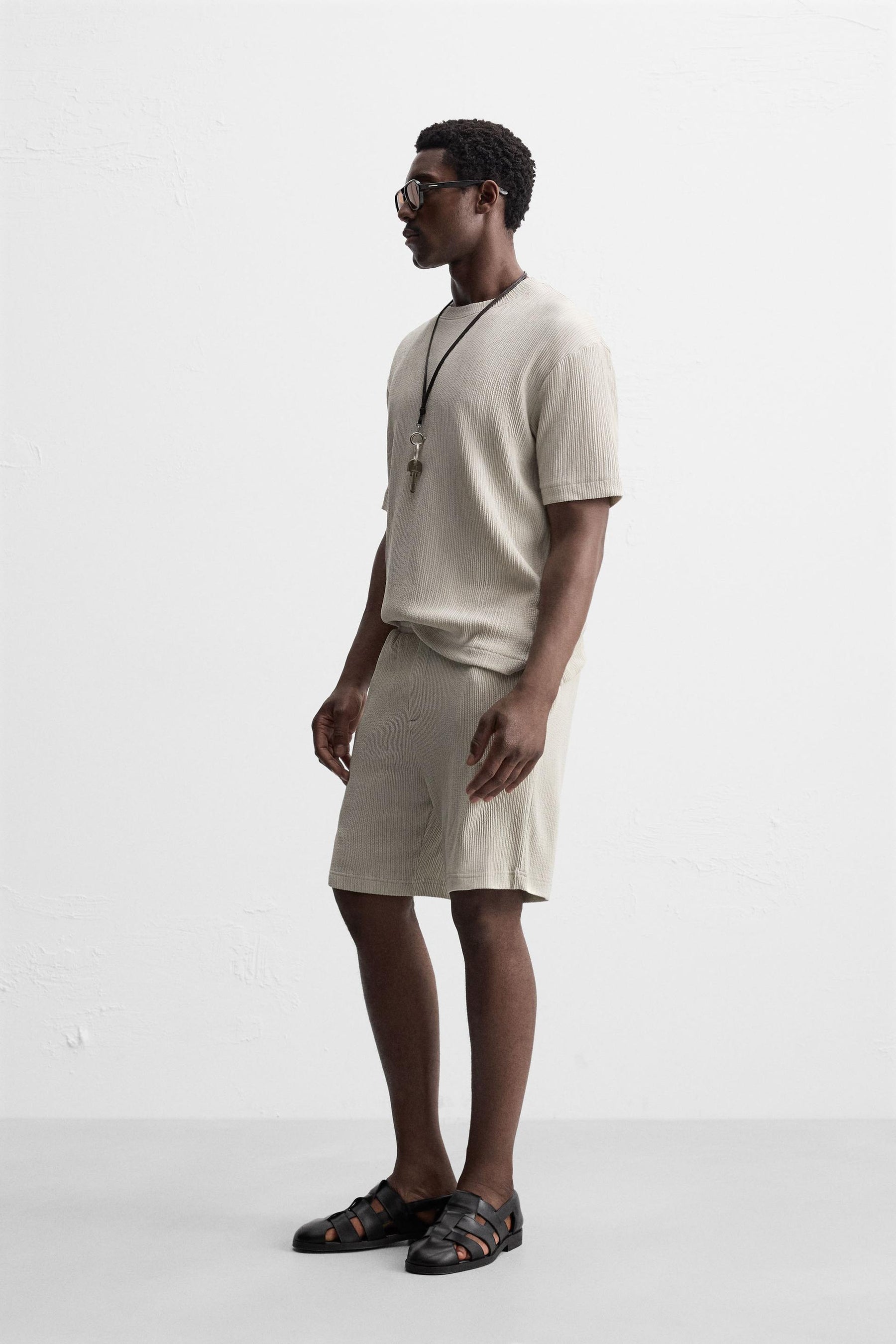 IRREGULAR TEXTURED BERMUDA SHORTS - Image 4