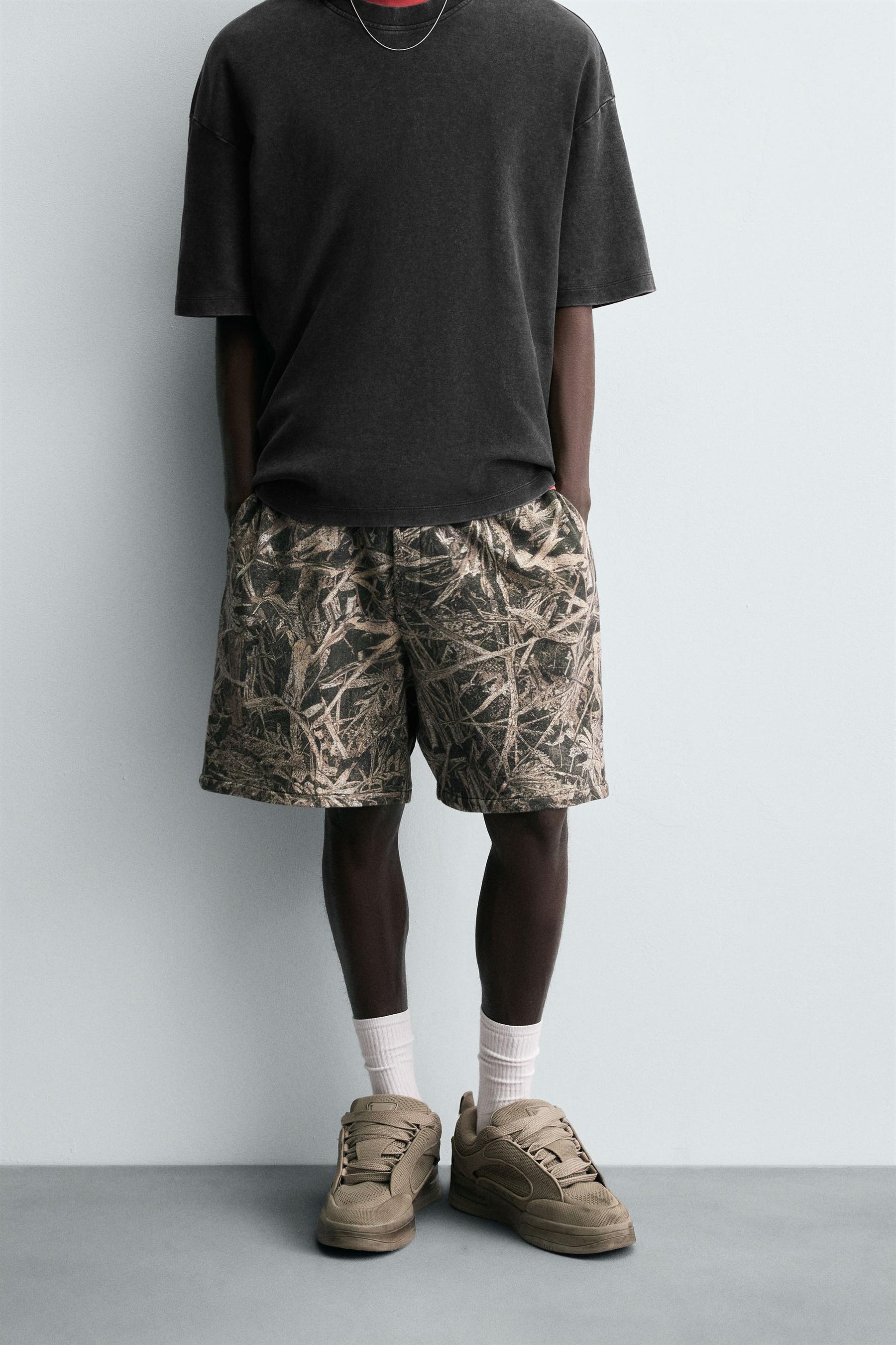 ABSTRACT PRINT BERMUDA SHORTS - Image 2