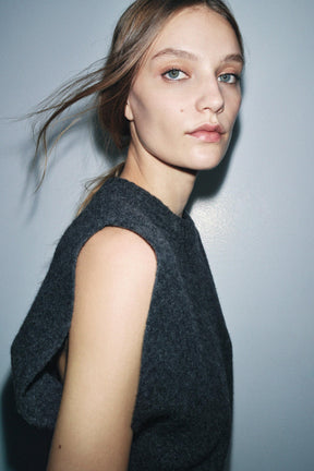 100% WOOL SLEEVELESS WAISTCOAT - Image 1