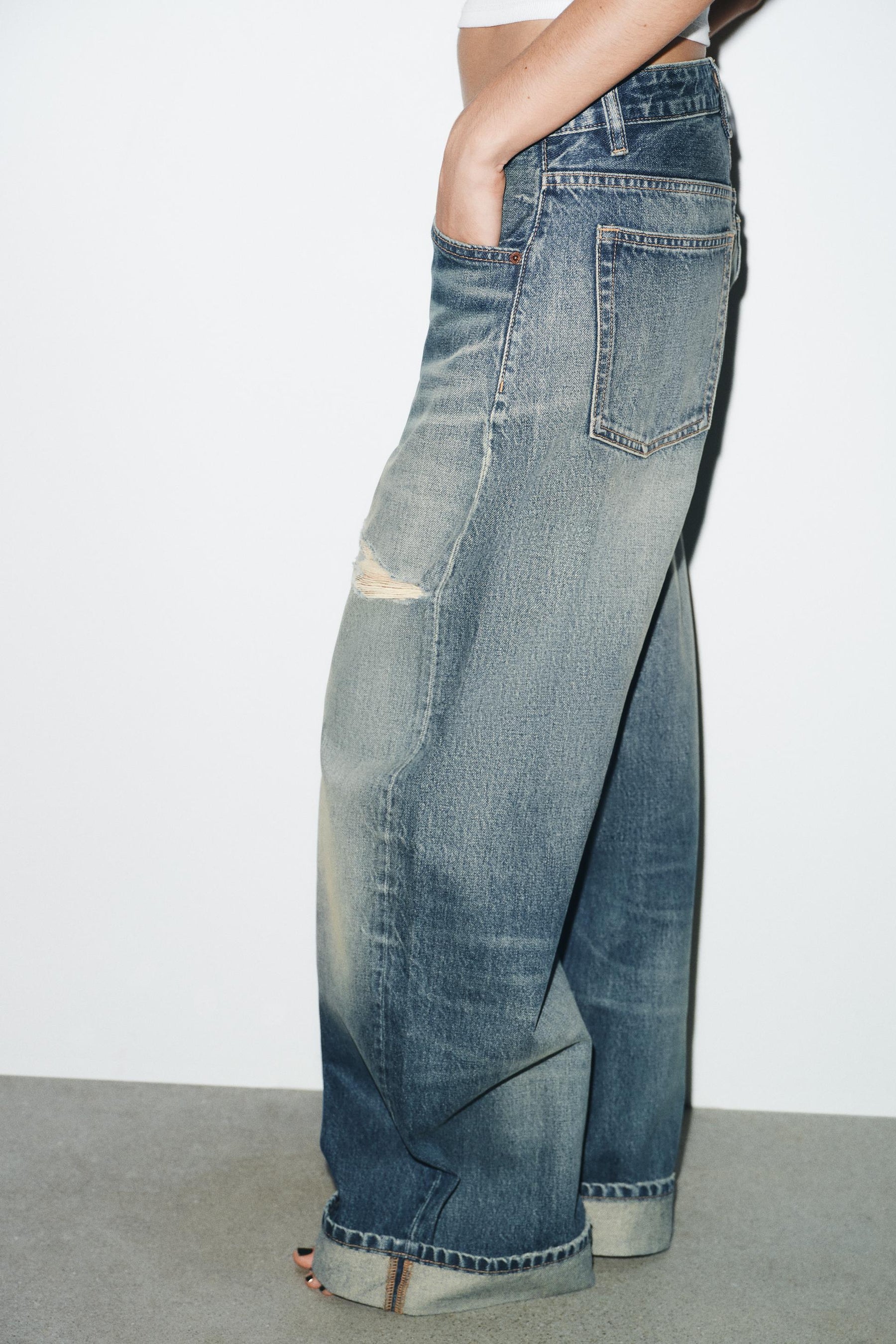 Ripped mid-waist folded jeans