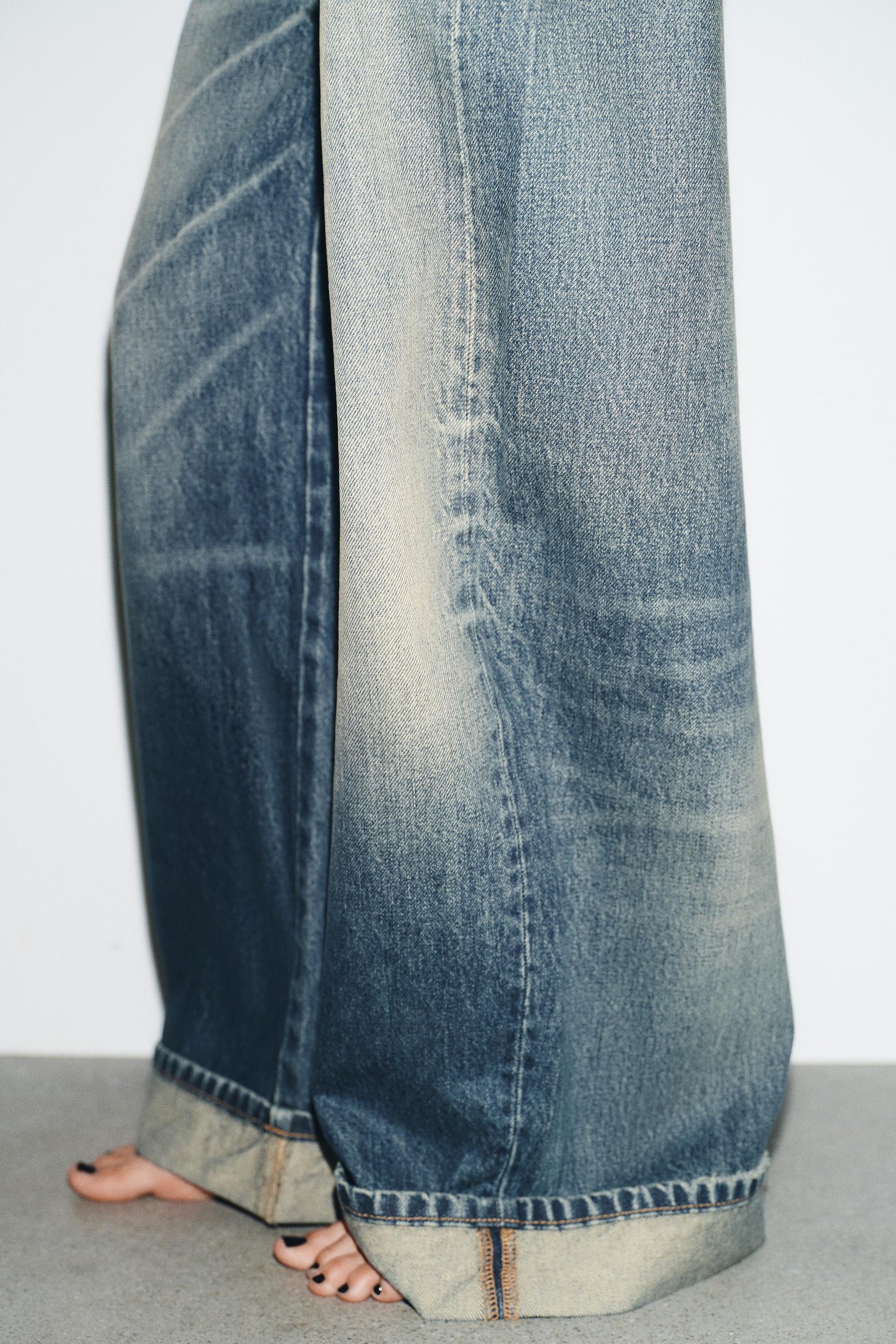 Ripped mid-waist folded jeans