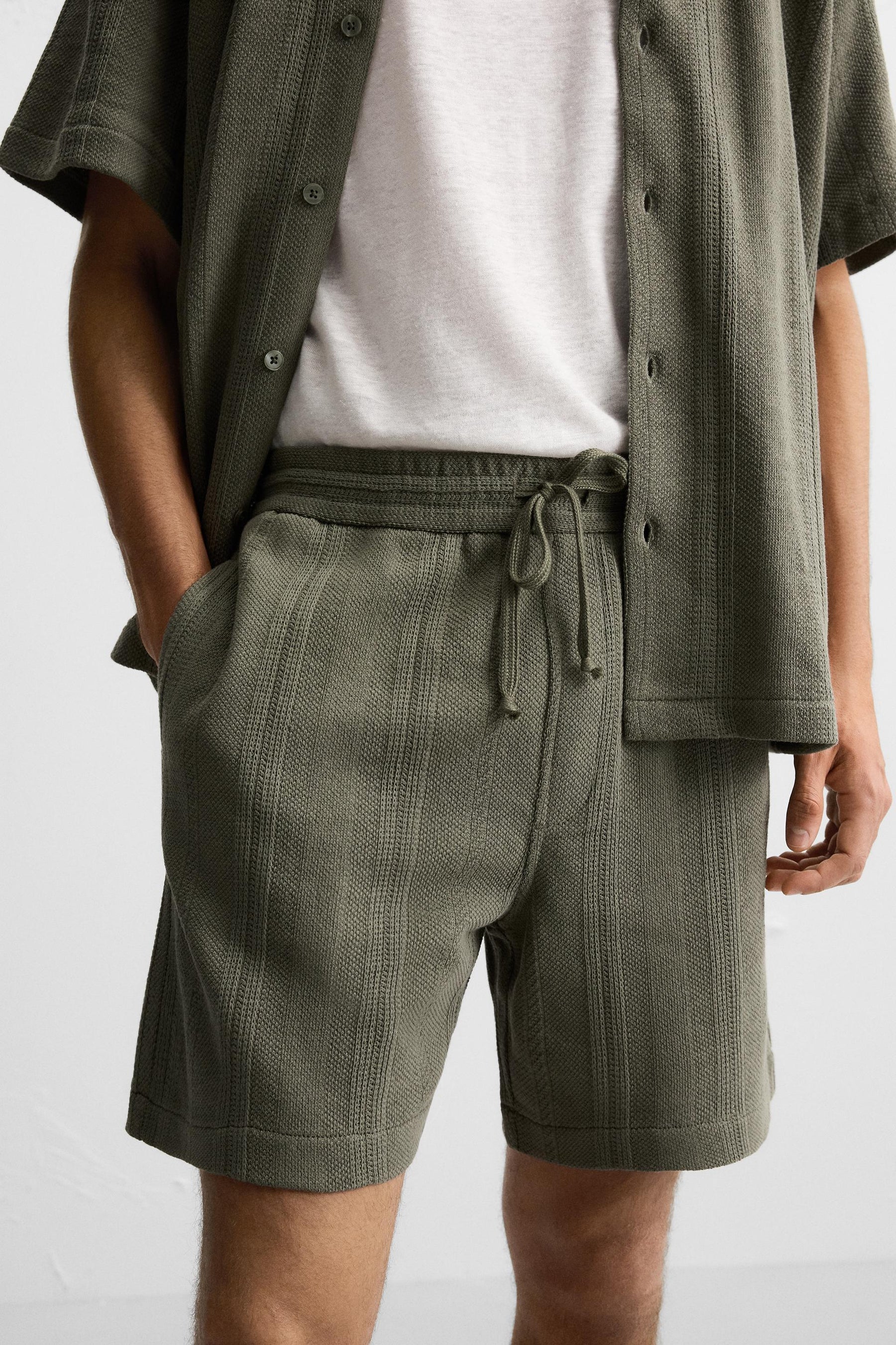 JACQUARD TEXTURED BERMUDA SHORTS - Image 4