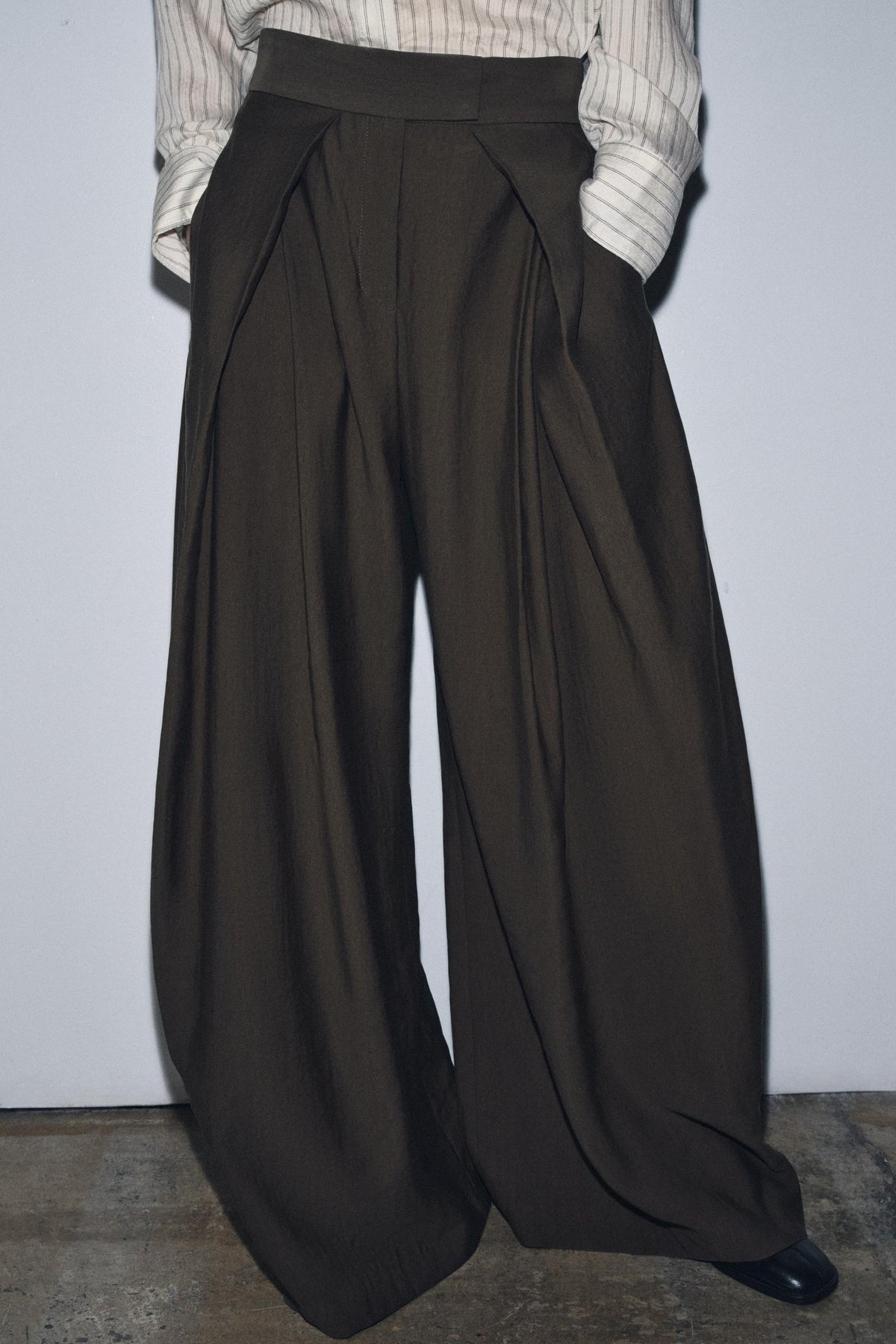 PLEATED WIDE-LEG TROUSERS