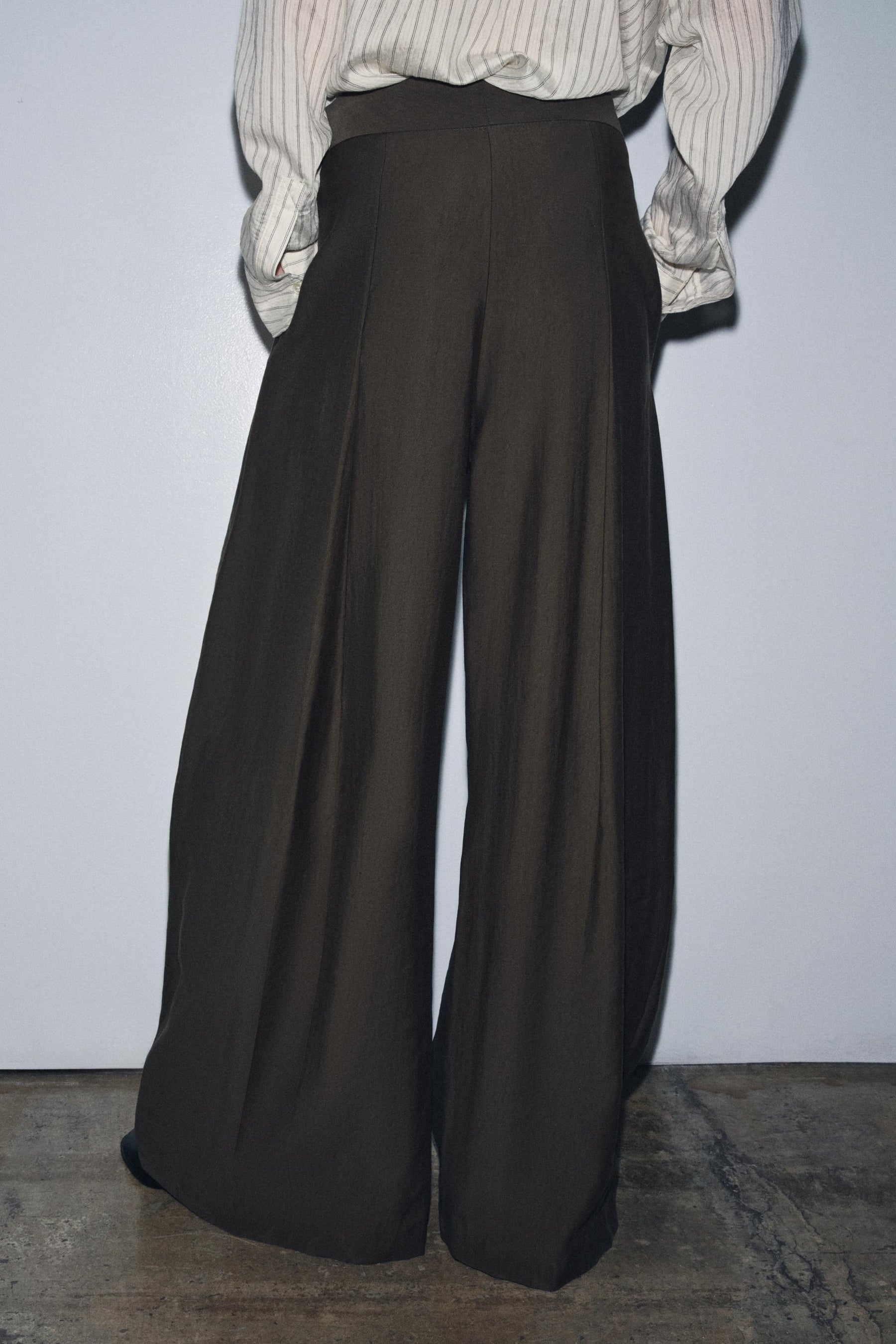 PLEATED WIDE-LEG TROUSERS