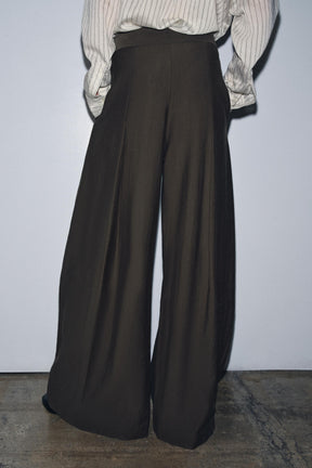 PLEATED WIDE-LEG TROUSERS