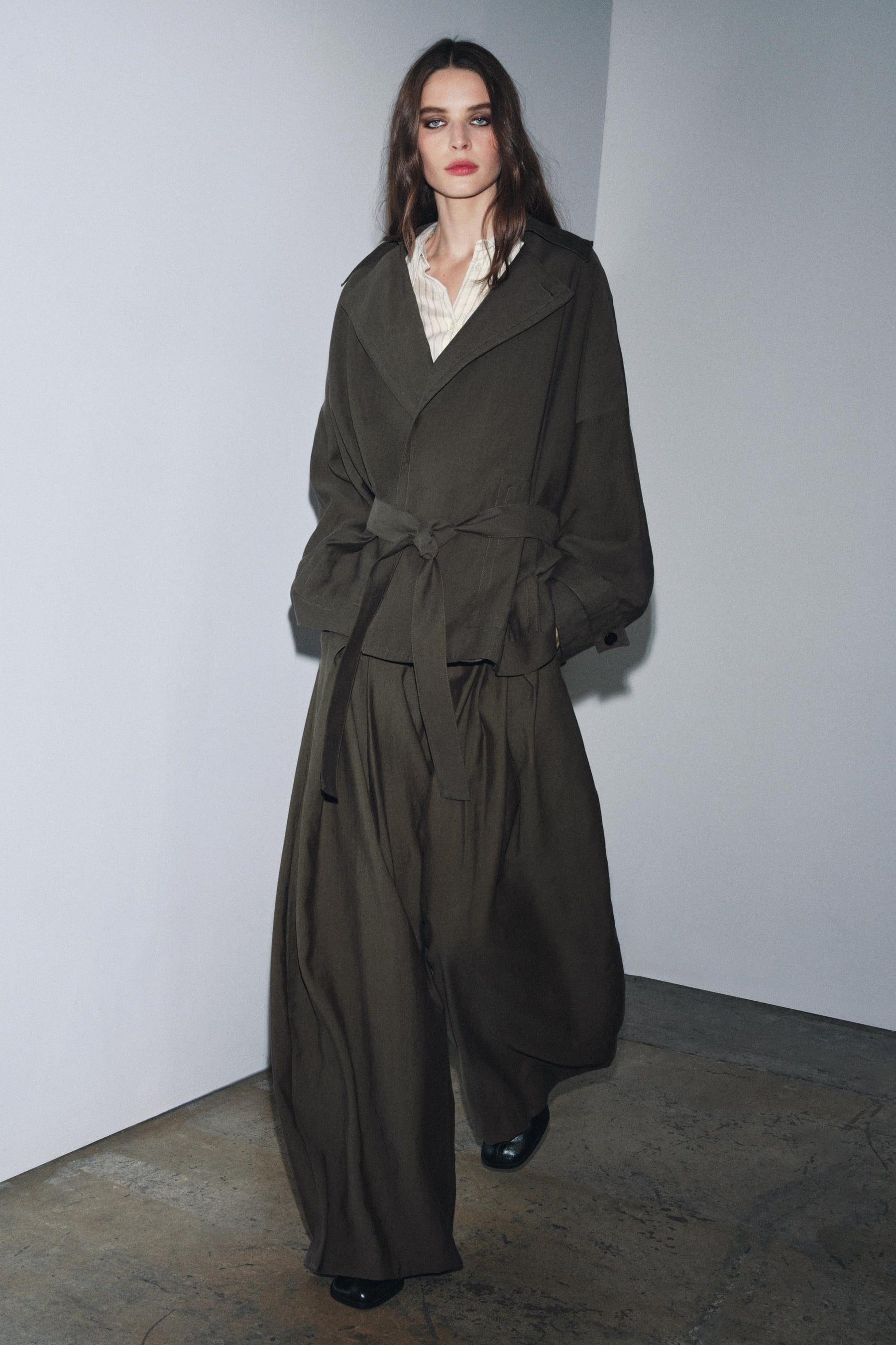 PLEATED WIDE-LEG TROUSERS