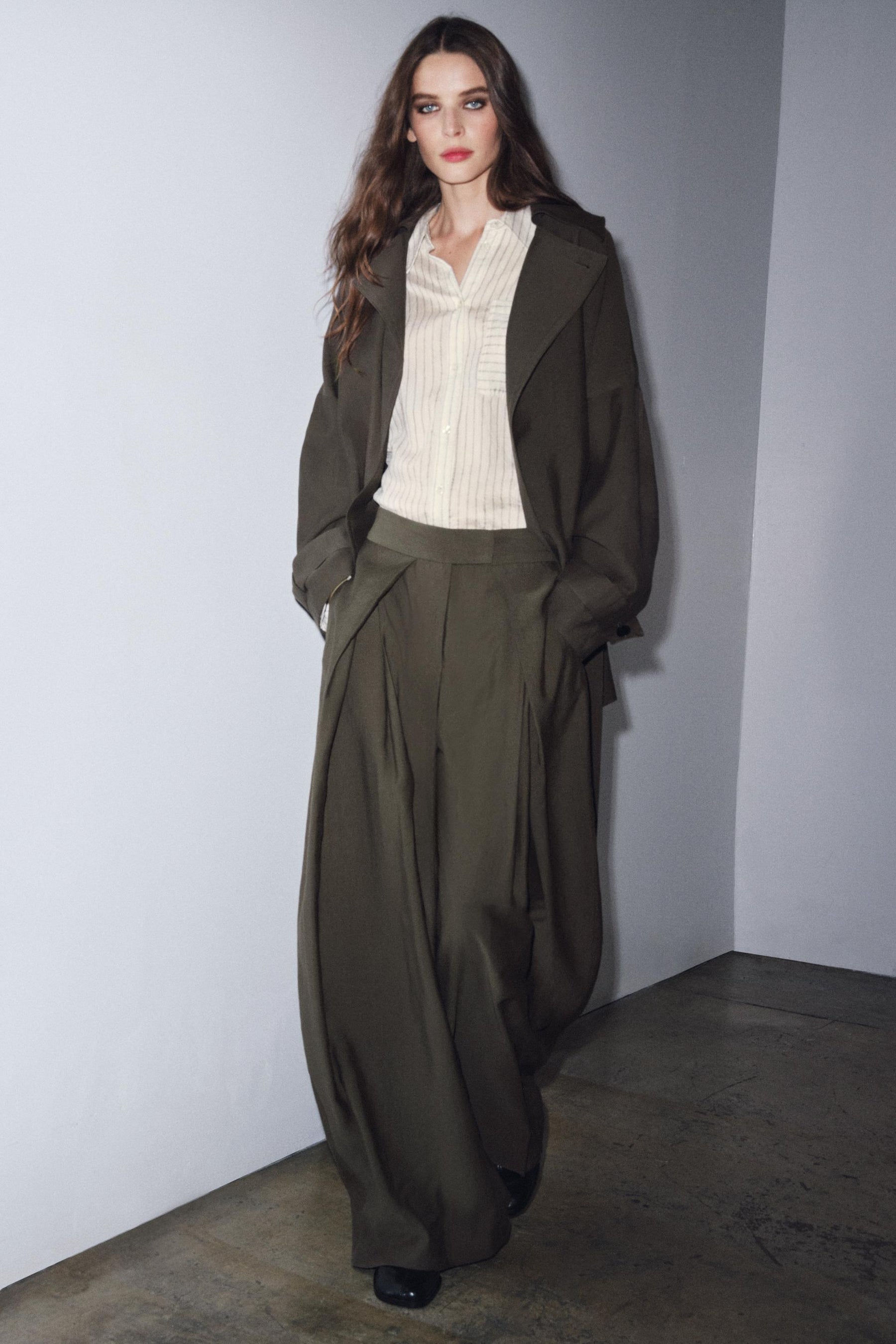 PLEATED WIDE-LEG TROUSERS