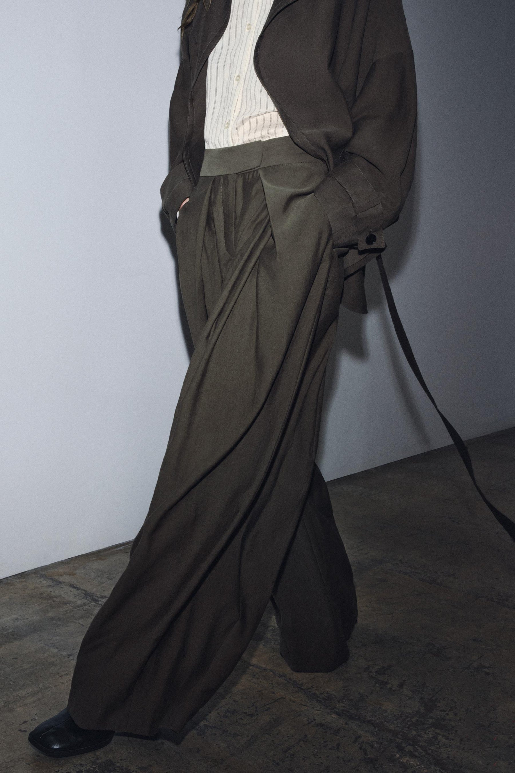 PLEATED WIDE-LEG TROUSERS