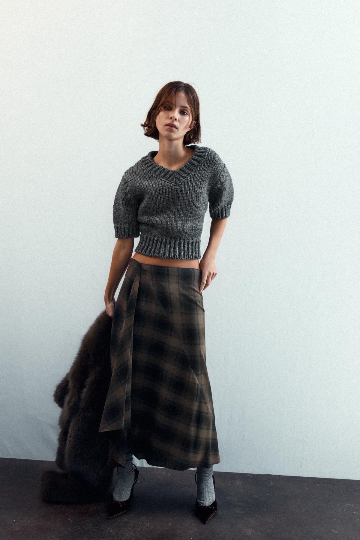 CROPPED KNIT V-NECK JUMPER - Image 1