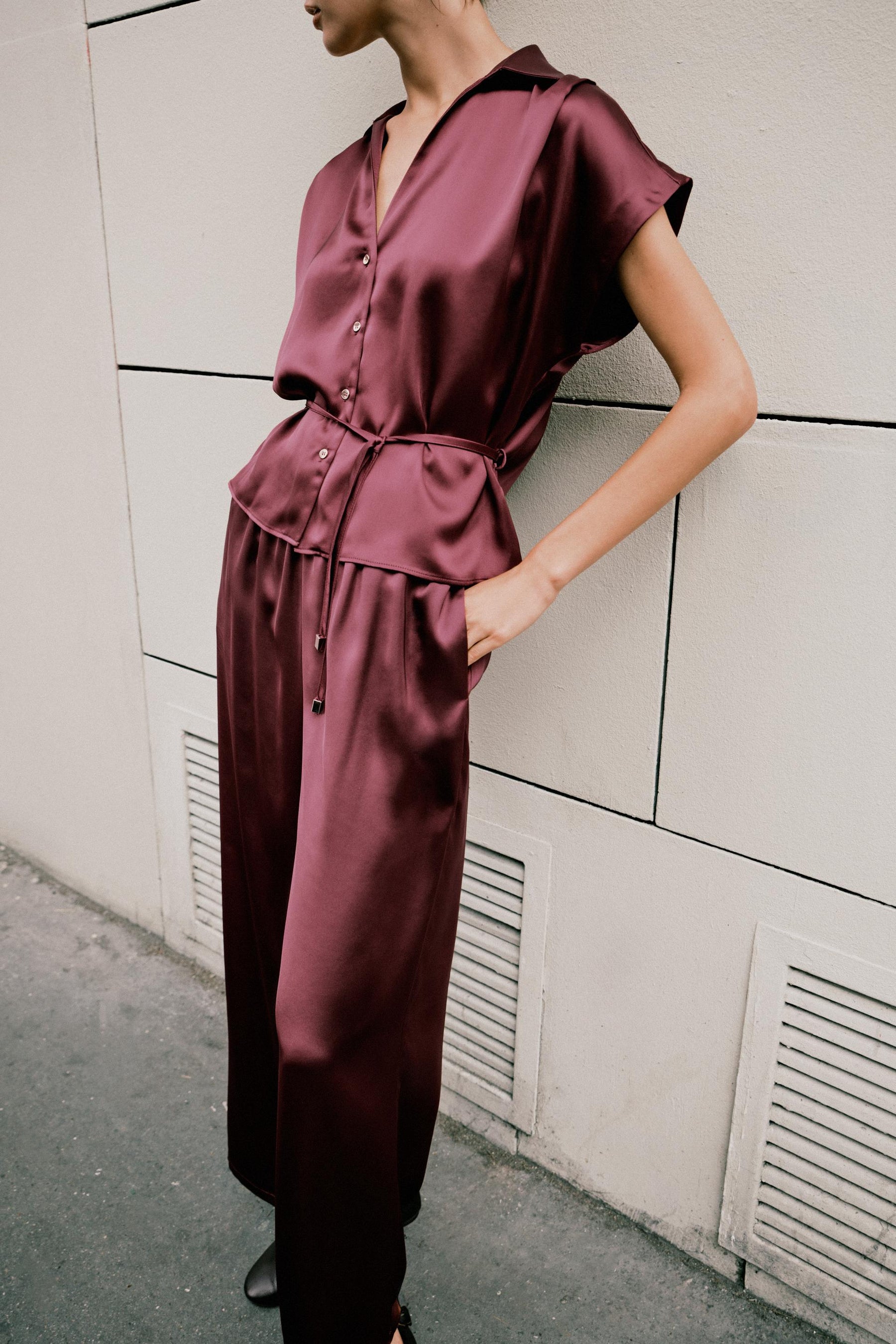 SLIM HIGH-WAIST TROUSERS