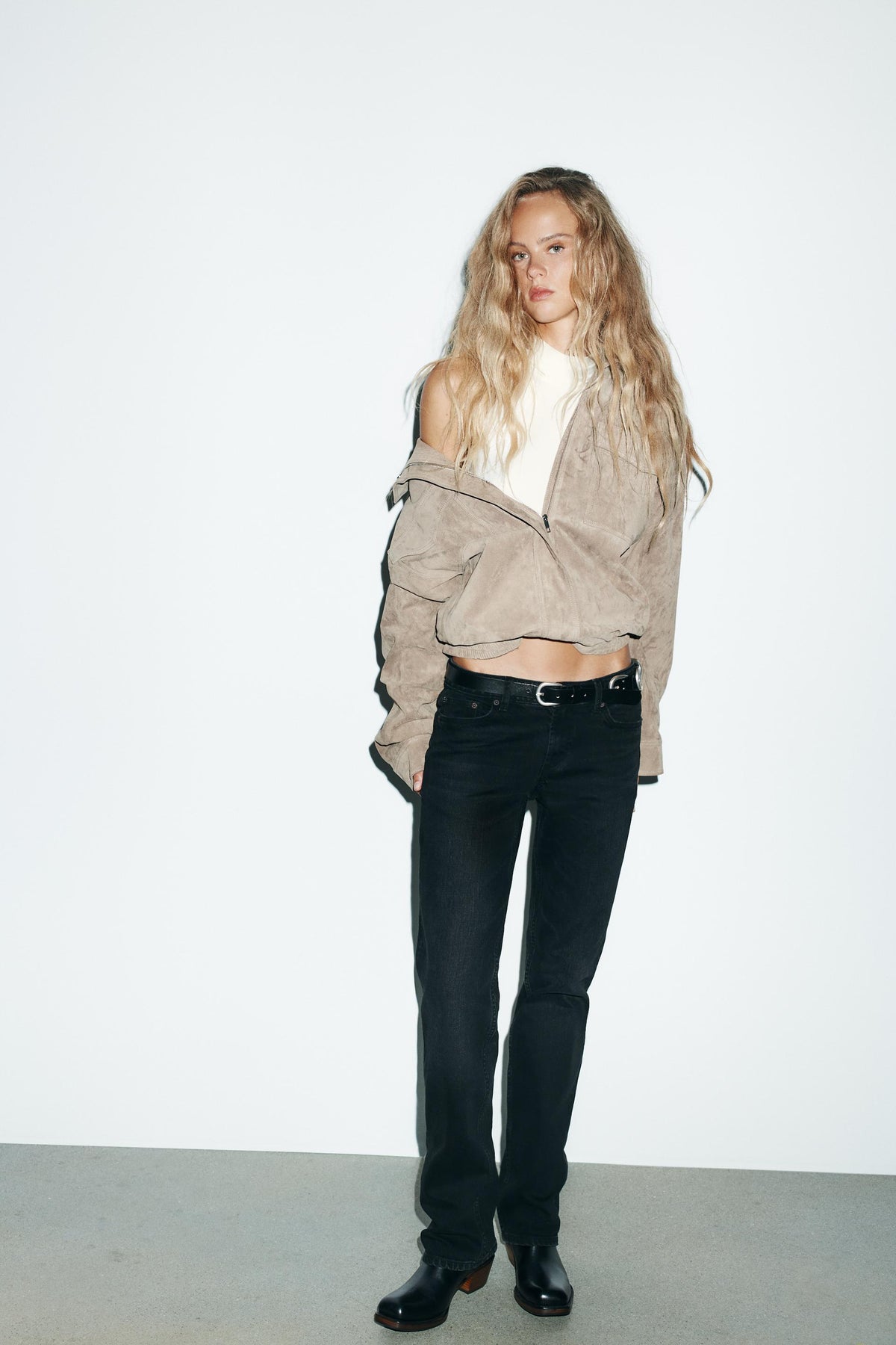 LOW-RISE STRAIGHT JEANS