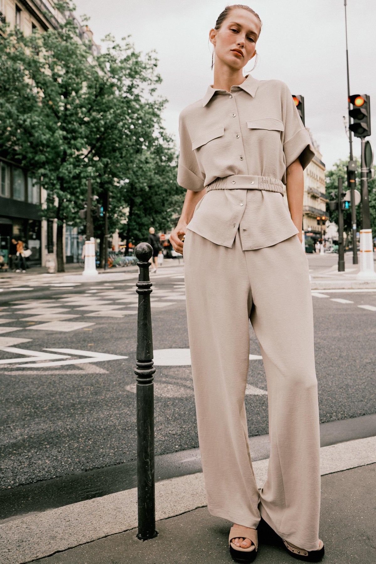 WIDE-LEG FLOWING TROUSERS