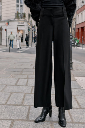 Trousers with zip pockets
