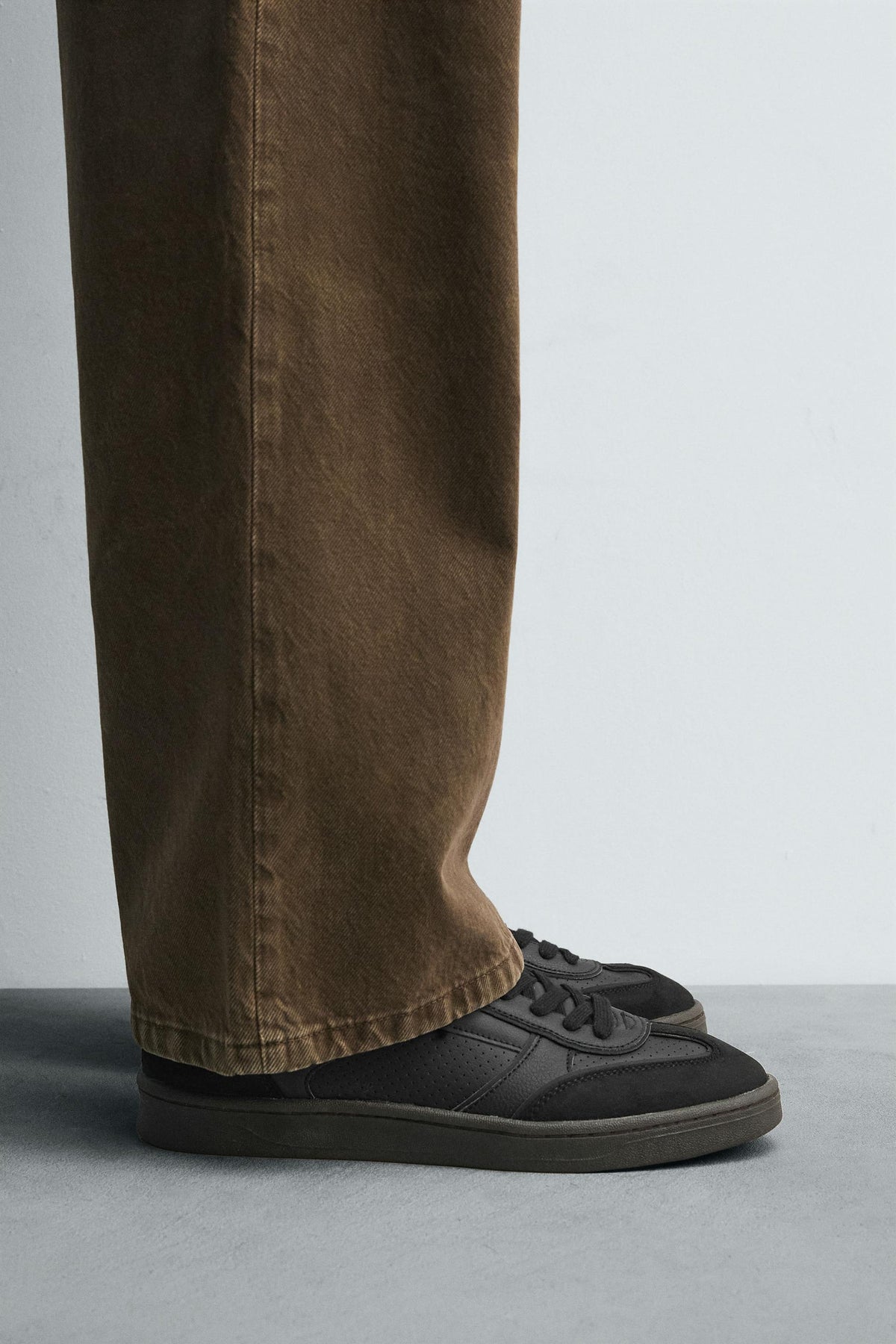 TRAINERS WITH CONTRAST SOLE - Image 1