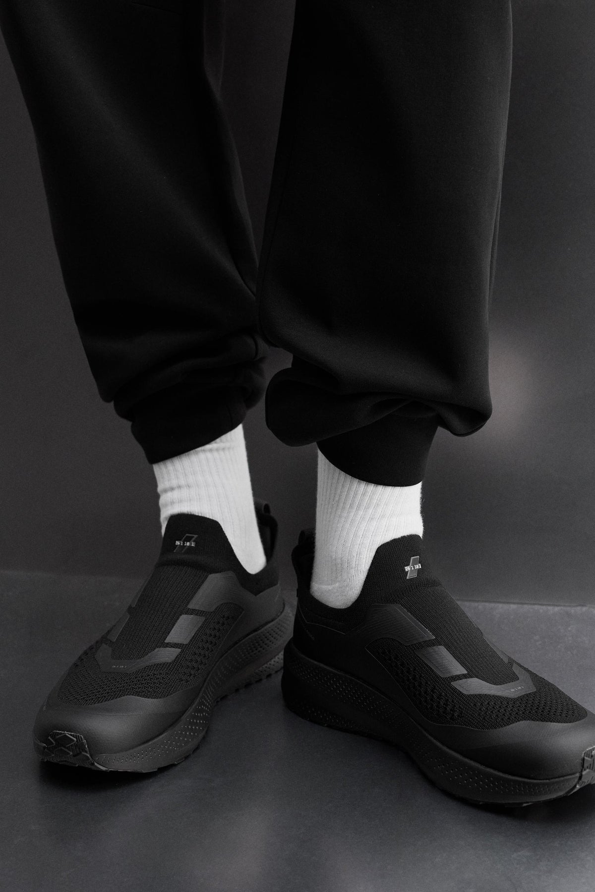 LACELESS RUNNING TRAINERS - Image 2